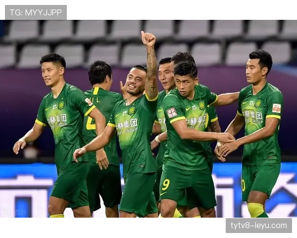 群体冲突中裁判如何界定犯规边界和判罚尺度？